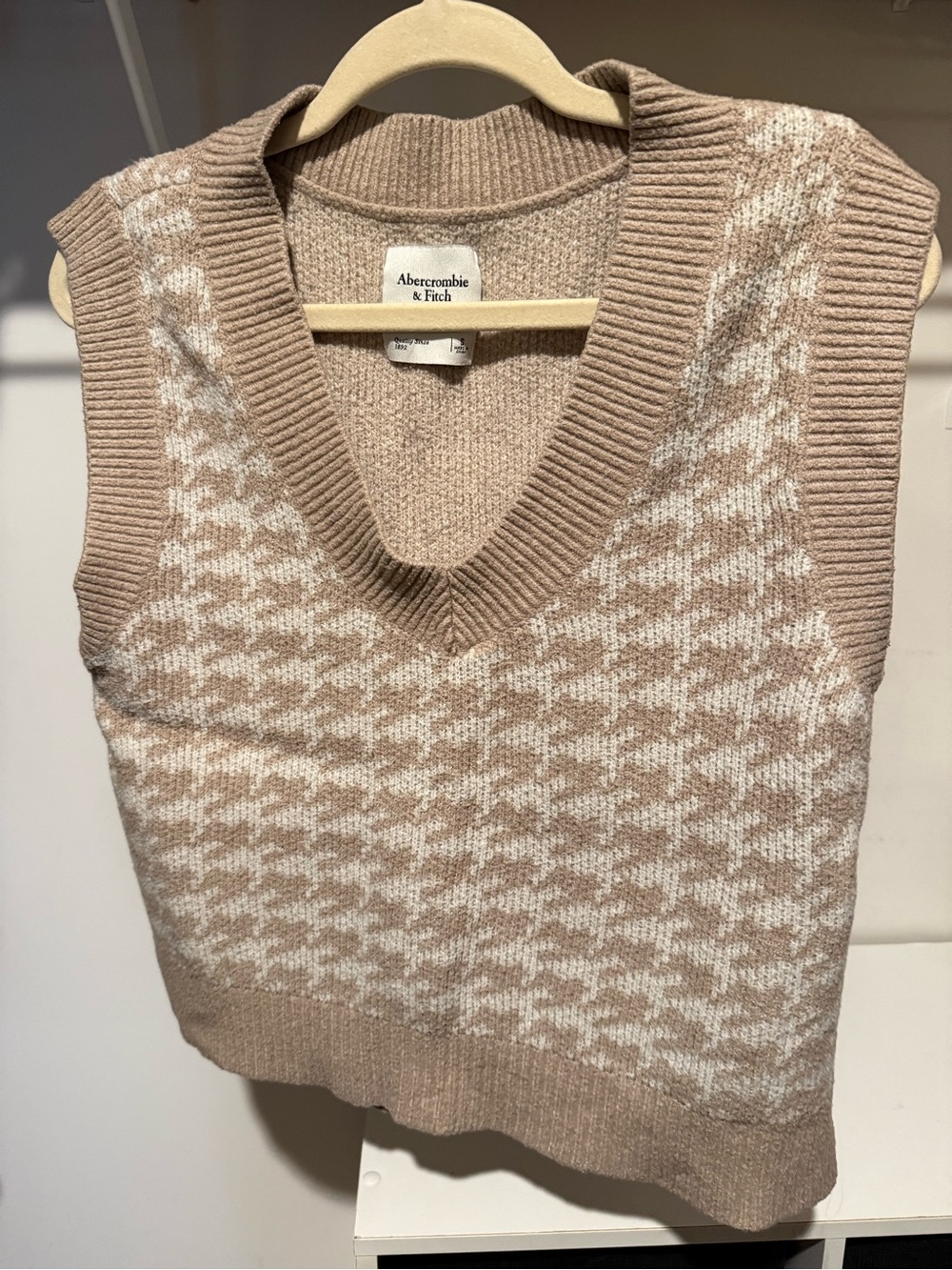 Abercrombie & Fitch Beige and White Houndstooth V-Neck Sweater Vest
